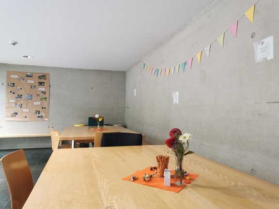 Tisch mit Blumen und Süßigkeiten