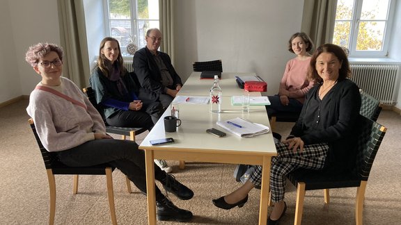 Foto von mehreren Personen an einem Tisch