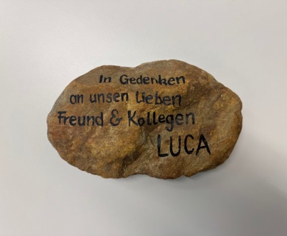 Institut gedenkt Luca Peters bemalter Stein Inschrift