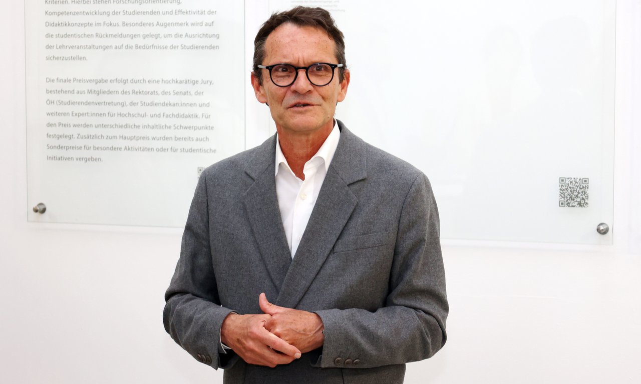 Bernhard Fügenschuh vor den neuen Lehretafeln