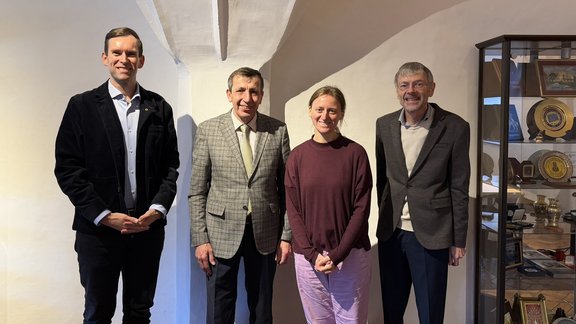 Eine Dame mit drei Herren