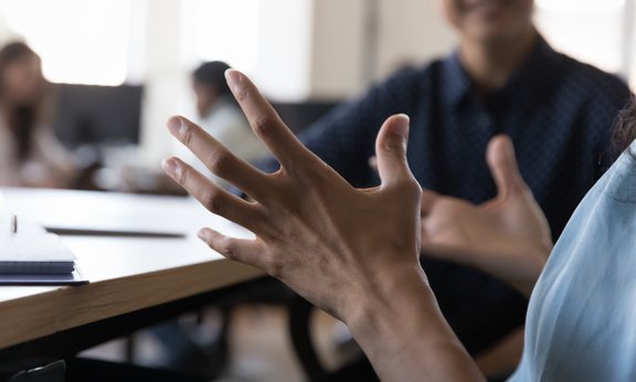 Handgesten einer Person im Gespräch