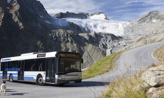 Bus auf der Gletscherstraße Ötztal