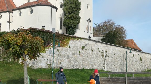 Die Forschungstaucher des Kuratoriums Pfahlbauten im Traunsee, im Hintergrund die Klosterkirche  von Traunkirchen