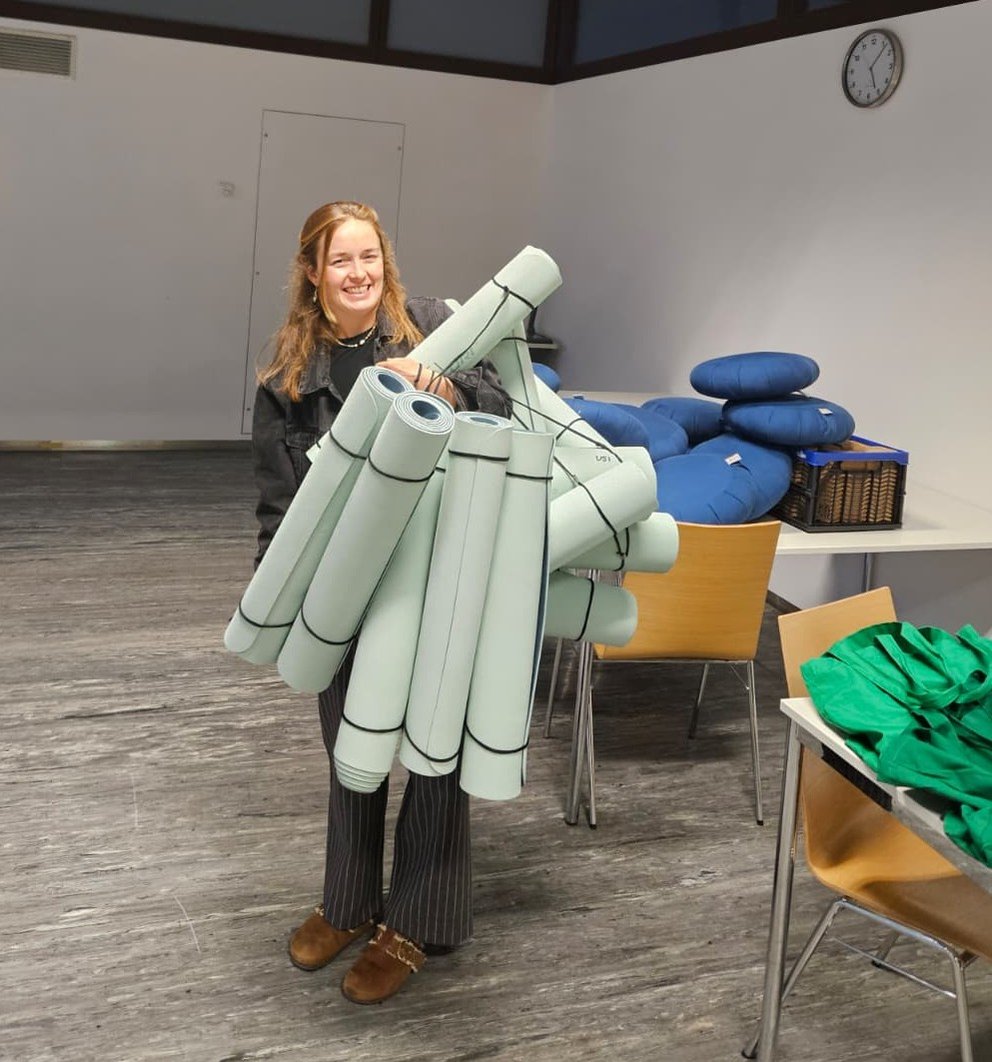 Die Kursleiterin mit Matten