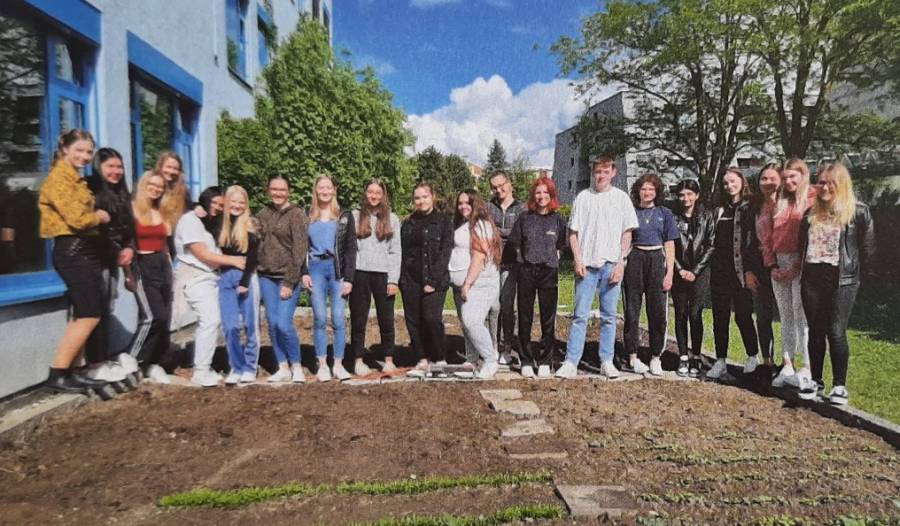 HLWEst in ihrem neu angelegten Schulgarten