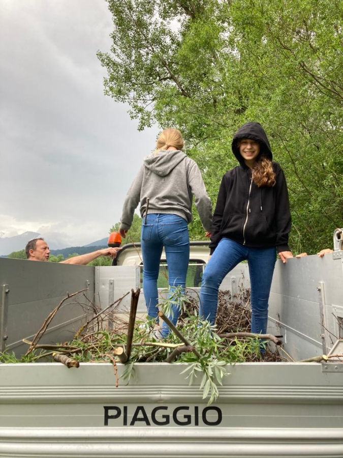 Materialbeschaffung zur Befüllung der Hochbeete