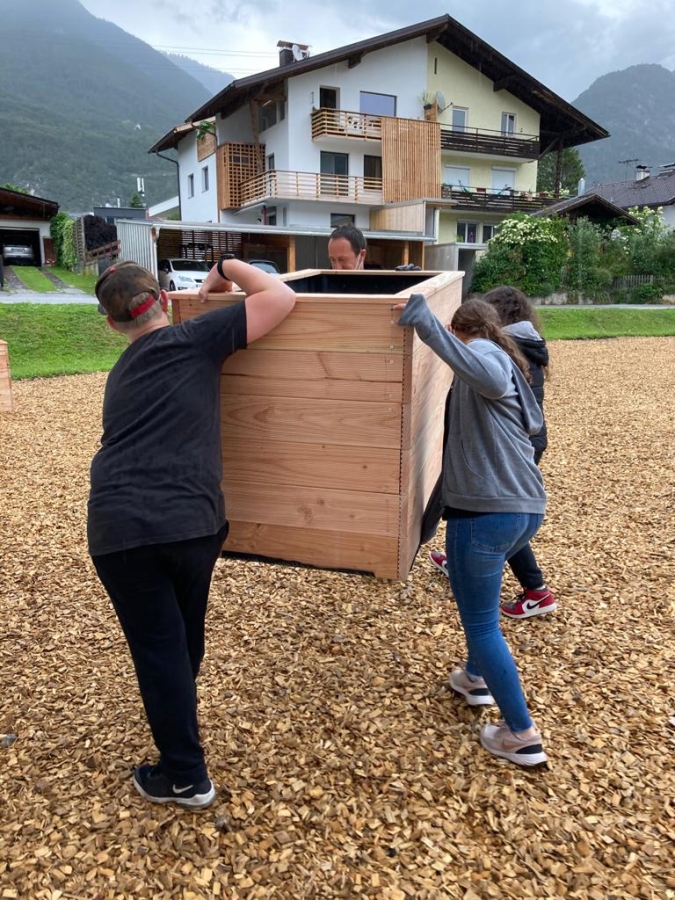 Gemeinsames Aufstellen von Hochbeeten an der MS Zirl