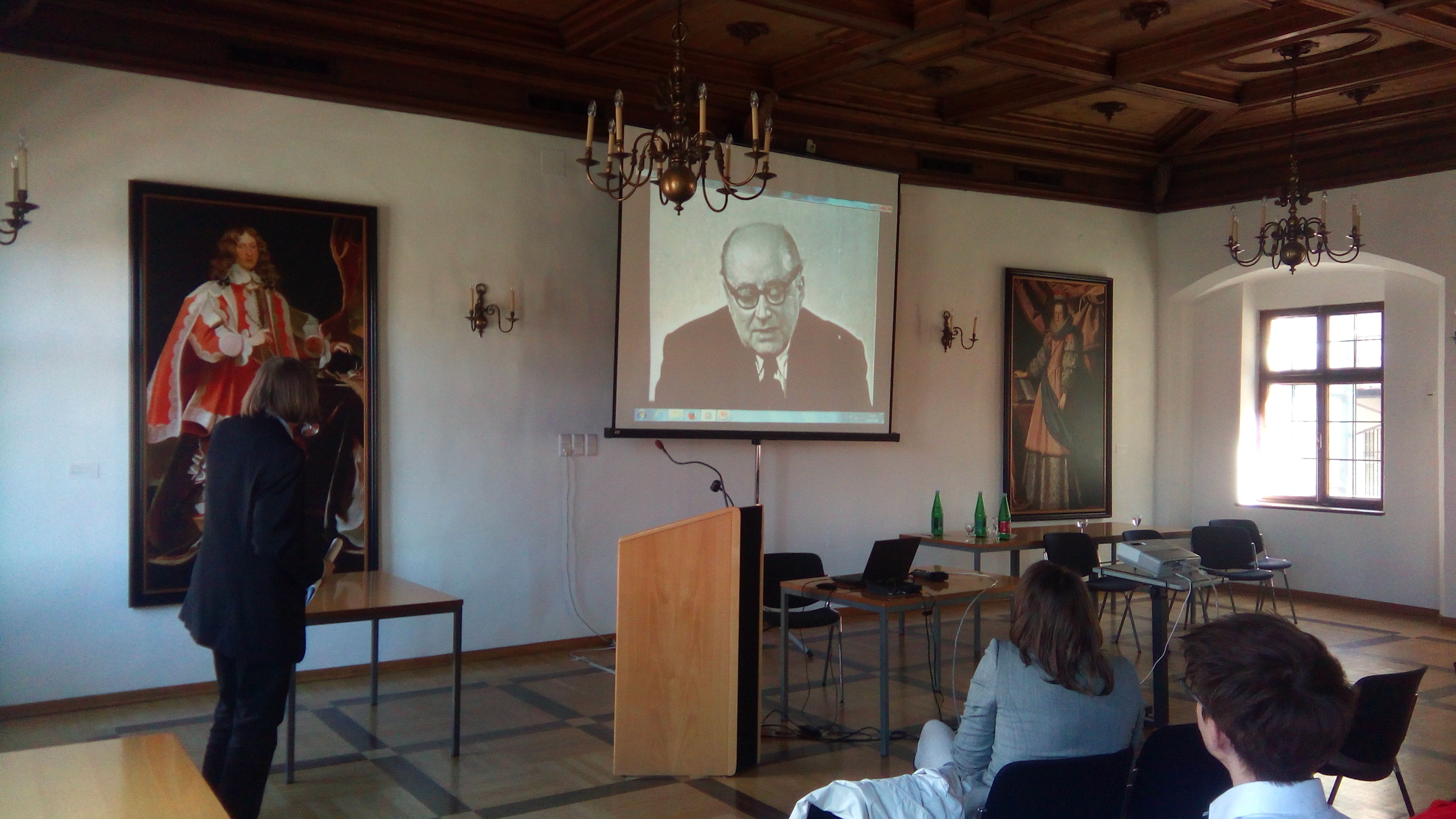 Matthias Berning beginnt seinen Vortrag über Gottfried Benns epitextuelle Selbstkommentare