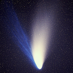 Der Komet Hale-Bopp (Foto: E. Kolmhofer, H. Raab; Johannes-Kepler-Observatory, Linz, Austria http://www.sternwarte.at)