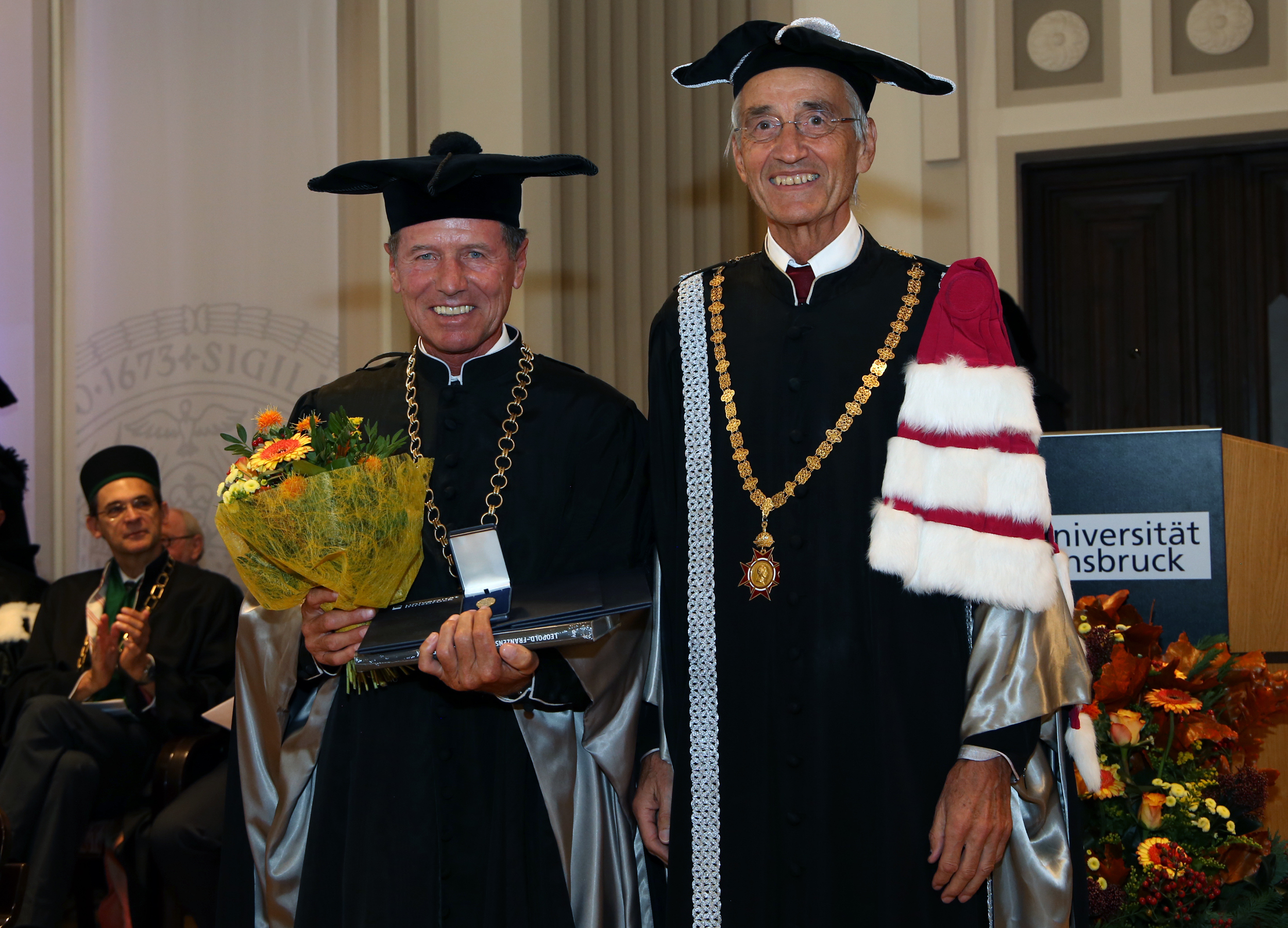 Ehrensenator Karlheinz Töchterle und Rektor Tilmann Märk, der auch die Laudatio hielt (von links). Foto: Universität Innsbruck