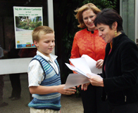 Univ.-Prof. Dr. Eva Bänninger-Huber verleiht das Zeugnis an einen jungen Teilnehmer der „Grünen Schule“. 