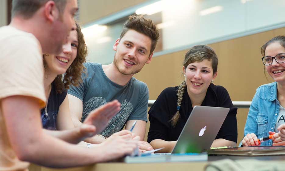 Studierende vor dem Laptop