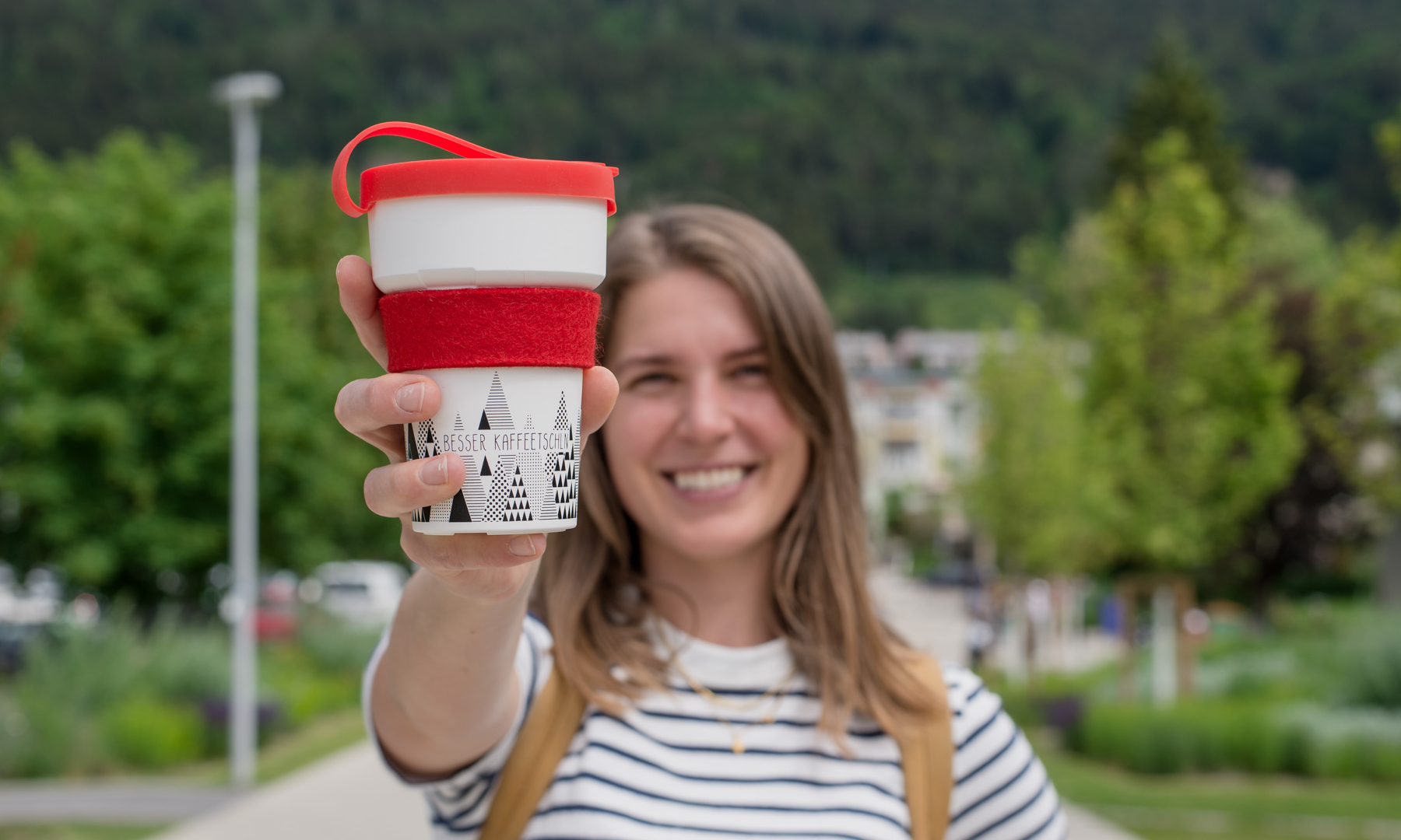 „Besser Kaffee­tschln“ mit umwelt­freund­lichem Mehrweg­becher