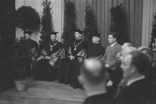 Aufnahmen einer Veranstaltung in der Aula während des Rektorats Raimund Klebelsbergs (1942-1945)